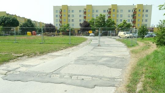 Lublin. Dąb wycięty, a płot nadal blokuje przejazd