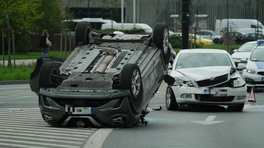 Lublin: Dachowanie na rondzie Mohyły. Jedna osoba w szpitalu [zdjęcia]