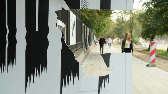 Lublin: Demolka przed demontażem. Zniszczono wystawę na ogrodzeniu Ogrodu Saskiego