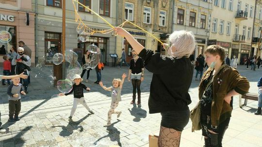 Lublin, deptak, słońce i bańki. Pierwszy taki weekend [zdjęcia]