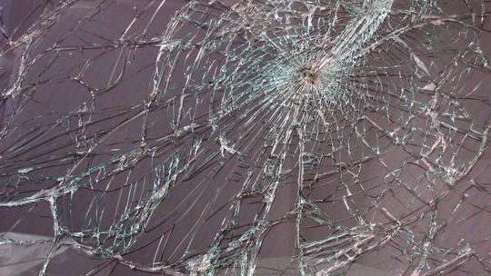 Lublin: Dla zabawy wybili szyby w 17 samochodach