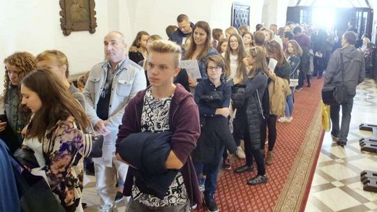 Lublin: Długa kolejka chętnych na castingu do popularnego serialu [zdjęcia]