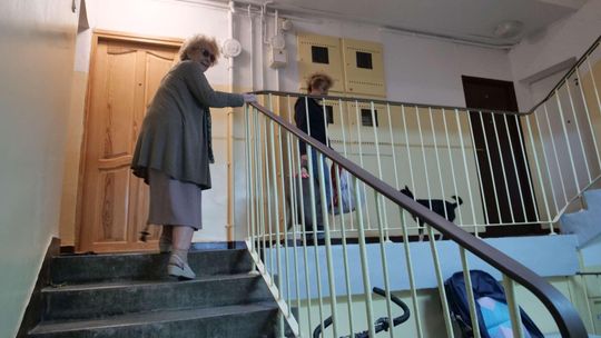 Lublin: Dobudują windę do starego bloku. "Do tej pory ludzie byli więźniami we własnych domach"