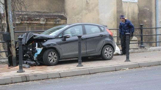 Lublin: Ford wjechał na chodnik i wbił się w słup