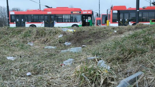 Lublin: Gęsto od śmieci na trawnikach. Czytelniczka: Dlaczego nikt tego nie sprząta?