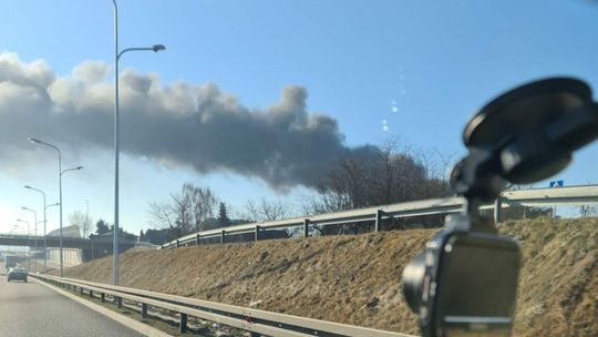 Lublin. Gęsty dym widać z daleka. Poważny pożar