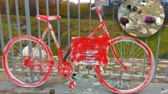 Lublin: Ghost Bike znów zdewastowany, ktoś zniszczył rower-symbol