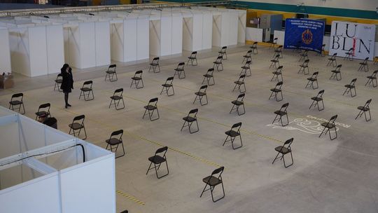 Lublin: Hala lodowiska zamieniła się w punkt szczepień