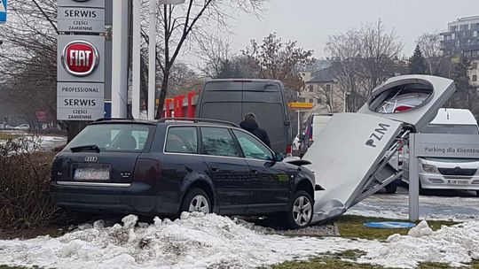 Lublin: Jechał za szybko, staranował pylon reklamowy