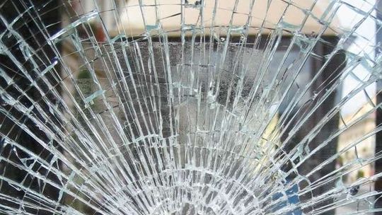 Lublin: Kamień spod kosy spalinowej wybił szybę w autobusie komunikacji miejskiej