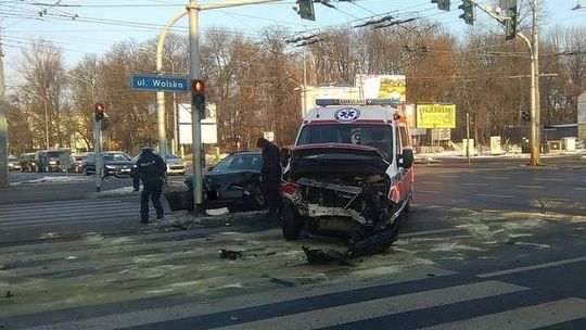 Lublin: Karetka pogotowia jechała na sygnale. Zderzyła się z bmw