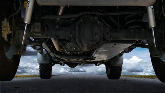 Lublin: Katalizatory znikają z samochodów na osiedlowych parkingach