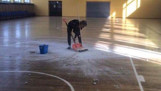 Lublin: Kawałek sufitu spadł podczas meczu. Zamknęli halę sportową