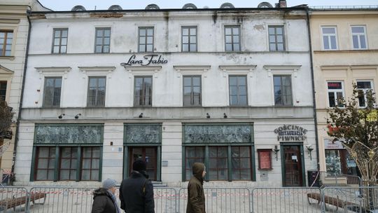 Lublin: Kawałki gzymsu odpadły z kamienicy. Część deptaka wygrodzona
