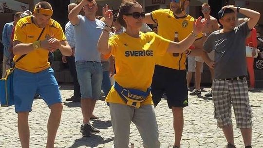 Lublin: Kibice Szwecji imprezują na ulicach Starego Miasta