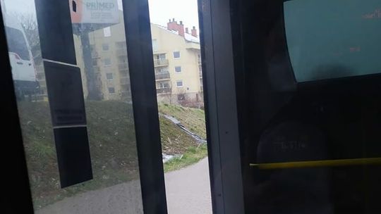 Lublin: Kierowca MPK wiozła pasażerów autobusem bez części drzwi Lublin: Kierowca MPK wiozła pasażerów autobusem bez części drzwi