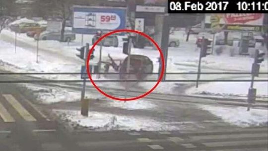 Lublin: Kierowca zasłabł i wjechał w matkę z dzieckiem na chodniku (wideo)
