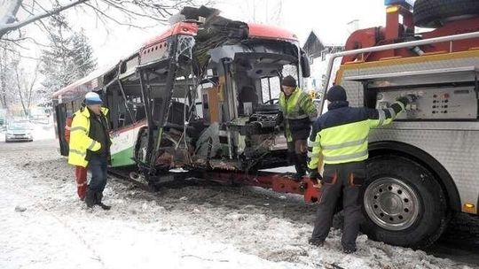 Lublin: Kierowcy MPK grozi więzienie. Wjechał autobusem w drzewo