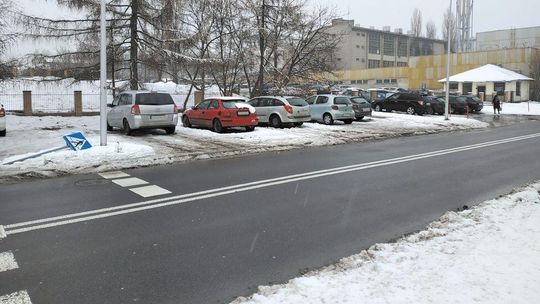 Lublin: Kierowcy nie chcą płacić za parking, parkują na dziko. Czytelnik: zniszczyli nawet znak