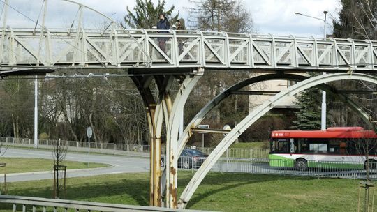 Lublin: Kładka nad ul. Filaretów jeszcze długo będzie rdzewieć. W tym roku powstanie dokumentacja
