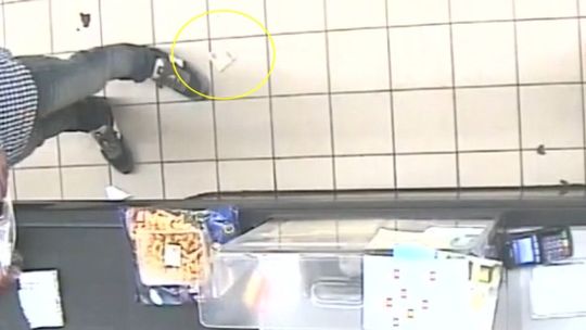 Lublin: Klientowi przy kasie wypadają pieniądze. Ona z tego skorzystała [wideo]