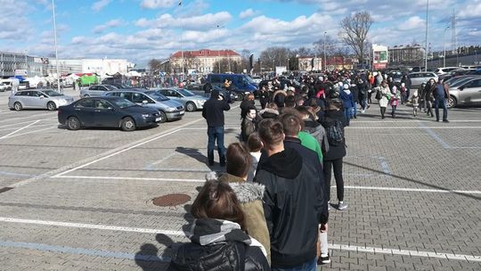 Lublin: Kolejka na kilkaset metrów do wejścia na targi ZOOPARK