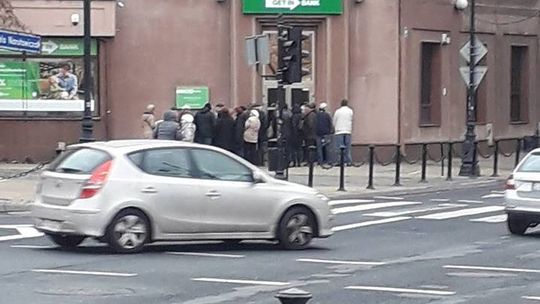 Lublin: Kolejka przed Getin Bankiem, klienci chcą wycofać pieniądze. "Jestem przerażona..."