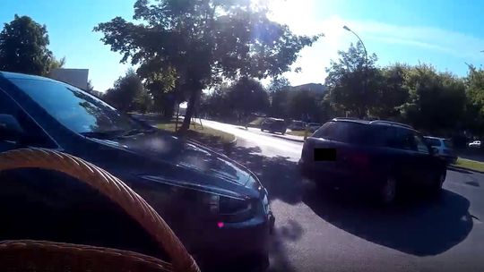 Lublin: Kolizja rowerzysty z samochodem. Zobacz niebezpieczną sytuację [wideo]