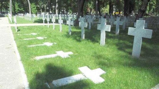Lublin: Ktoś znów zniszczył krzyże na cmentarzu wojskowym