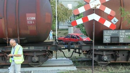 Lublin: Lokomotywa zderzyła się z polonezem (zdjęcia)