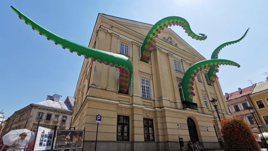 Lublin: Macki potwora wystają z okien Trybunału Koronnego [zdjęcia]