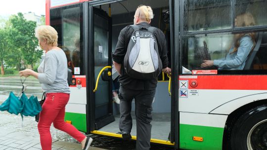 Lublin: Maseczki-niewidki w autobusach, choć epidemia trwa Lublin: Maseczki-niewidki w autobusach, choć epidemia trwa