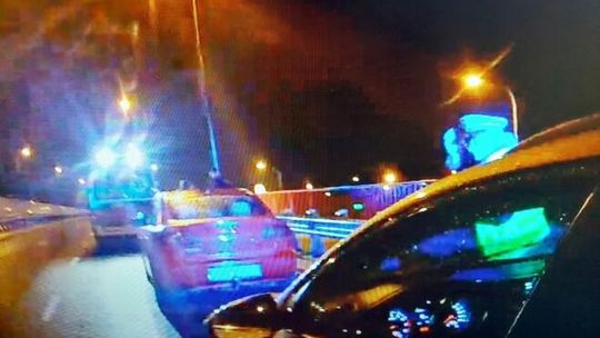 Lublin. Mazda jak łóżko. Kierowca zasnął na środku wiaduktu