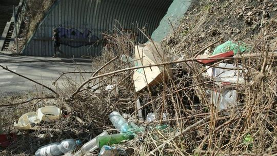 Lublin: Mieszkańcy alarmują, a śmiecie leżą i leżą