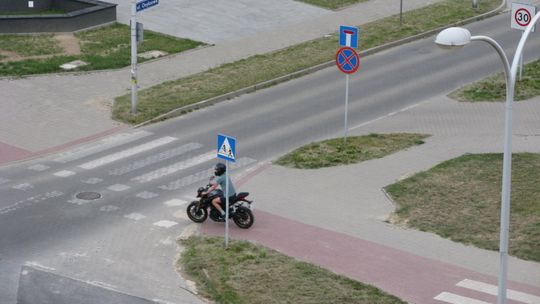 Lublin. Mieszkańcy skarżą się na ryk silników i jazdę motocyklami po chodniku