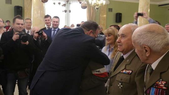 Lublin: Miły gest szefa urzędu ds. kombatantów. Klęknął przed weteranem (wideo)