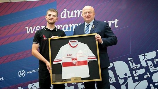 Lublin. Mistrz podarował marszałkowi koszulkę i medal