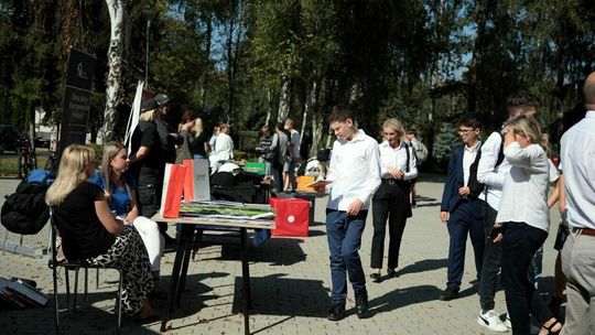 Lublin: Młodzi mierzyli kajdanki, a starsi się badali. Tak było w „Kolejówce”