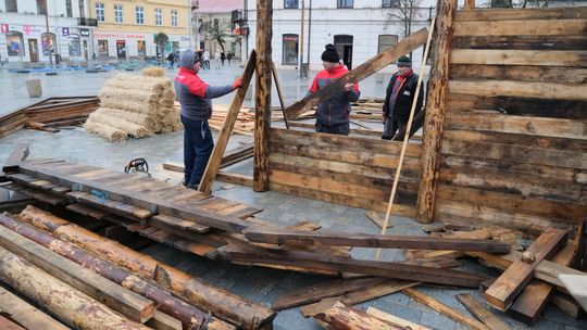 Lublin: Montują szopkę bożonarodzeniową przed pedetem