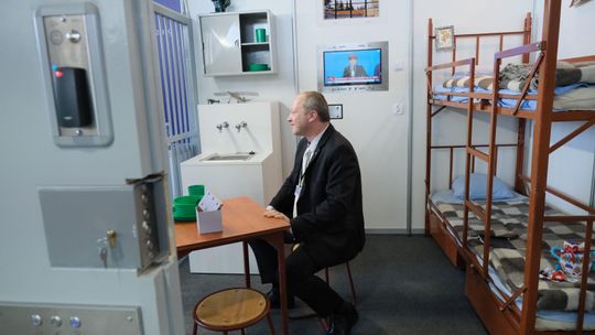 Lublin: Możesz poczuć się jak więzień. Zbudowali celę, w środku jest nawet telewizor [zdjęcia]