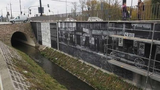 Lublin: Mural z przedwojennych zdjęć powstaje koło Tarasów Zamkowych 