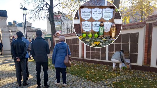 Lublin. Na cmentarzu przy ul. Lipowej symboliczne tablice poświęcone zmarłym na granicy