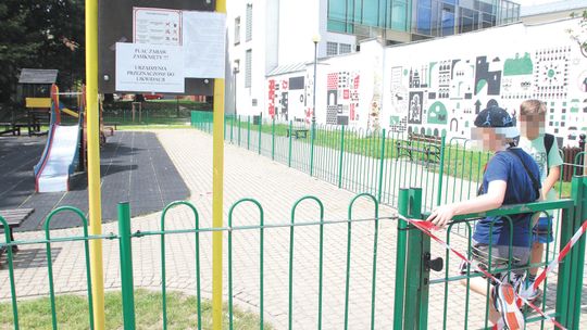 Lublin. Na te huśtawki można tylko patrzeć. Dlaczego plac w śródmieściu został zamknięty?