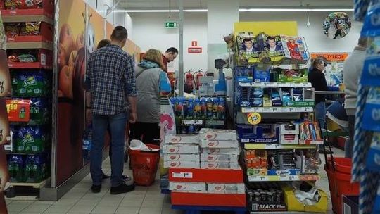 Lublin: Napad w Biedronce. Ochroniarz dostał w głowę, napastnik wrócił po łup