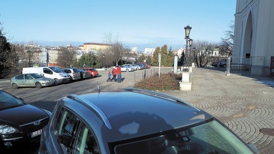 Lublin: Niby to nie parking, a jednak pod wejściem do Muzeum Lubelskiego samochodów nie brakuje