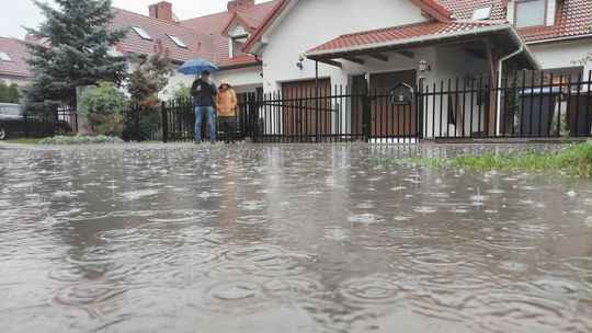 Lublin. Nieduży deszcz, a już zalewa ich woda. Worki z piaskiem cały czas w pogotowiu
