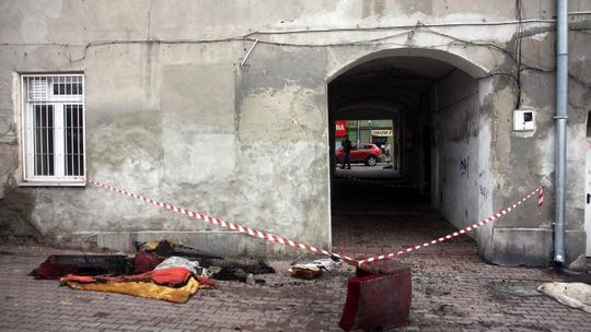 Lublin: Nocny pożar kamienicy, nikogo nie wpuszczają do budynku