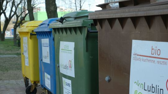 Lublin: Obowiązkowa segregacja odpadów. Ściągawka zawiśnie w pobliżu wiat śmietnikowych