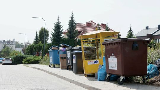 Lublin. Od pięciu lat chodnik zastawiony śmietnikami. Niemoc urzędników, samowola spółdzielni