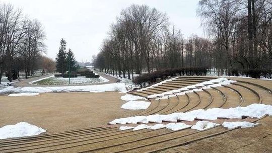 Lublin: Odnawiają park, zaczną od wycinki drzew. Ptaki opóźnią prace?